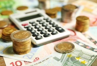 Bargeld mit Taschenrechner
