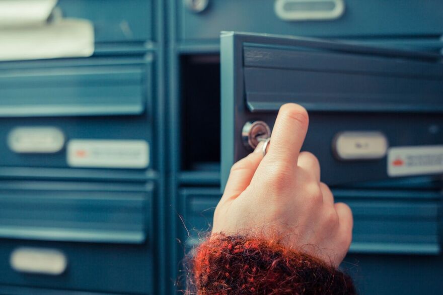 Foto geöffneter Hausbriefkasten