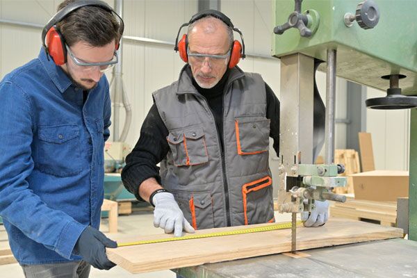 Arbeitssituation: Tischler an der Bandsäge