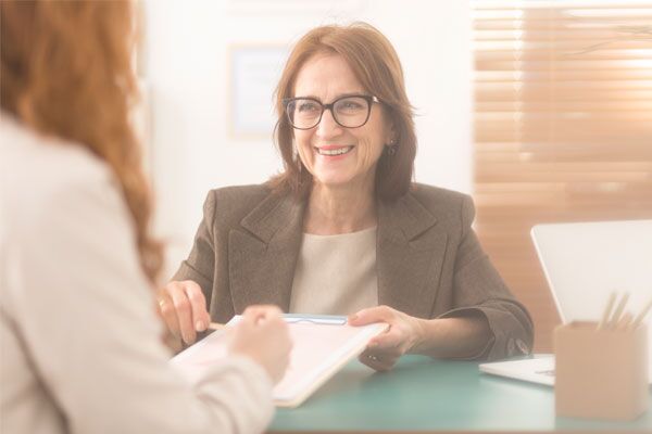 Besprechungssituationen am Tisch mit Unterlagen