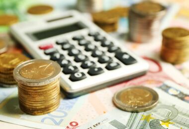 Bargeld mit Taschenrechner