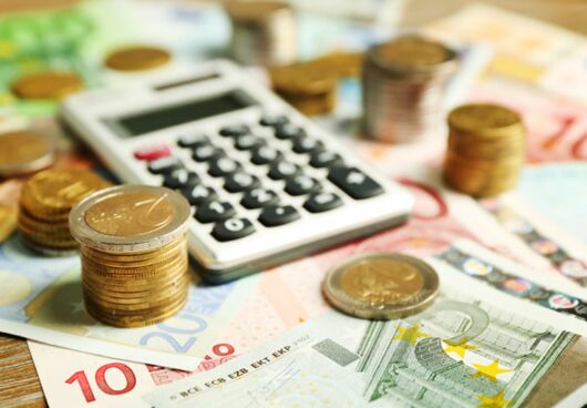 Bargeld mit Taschenrechner