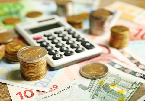 Bargeld mit Taschenrechner