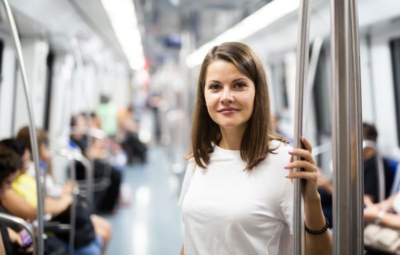 Frau in U Bahn