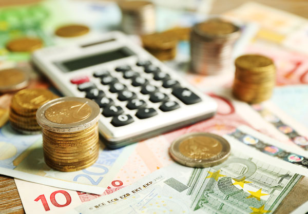 Bargeld mit Taschenrechner